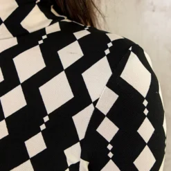 Aansluitende Jurk Overslag Gedrapeerd Print Zwart Wit -Exporteren Dames Glam Winkel Aansluitende Jurk Overslag Gedrapeerd Print Zwart Wit 1 586x900 1