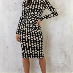 Aansluitende Jurk Overslag Gedrapeerd Print Zwart Wit -Exporteren Dames Glam Winkel Aansluitende Jurk Overslag Gedrapeerd Print Zwart Wit 2 586x900 1
