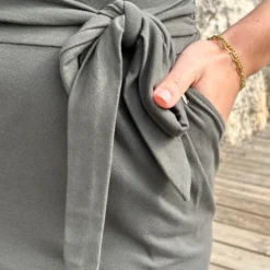 Femme Fatale Jurk Army -Exporteren Dames Glam Winkel Femme Fatale Jurk Army 1 586x900 1