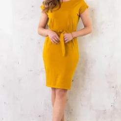 Femme Fatale Jurk Okergeel -Exporteren Dames Glam Winkel Femme Fatale Jurk Okergeel 4 1 586x900 1