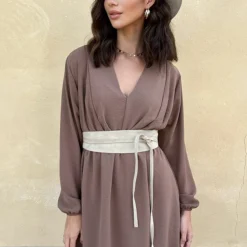 Limited Jurk Chicago Taupe -Exporteren Dames Glam Winkel Limited Jurk Chicago Taupe 3 586x900 1