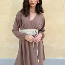 Limited Jurk Chicago Taupe -Exporteren Dames Glam Winkel Limited Jurk Chicago Taupe 4 586x900 1