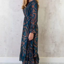 Maxi Ruffle Jurk Print Bruin Petrol 11 Maxi Ruffle Jurk Print Bruin Petrol -Exporteren Dames Glam Winkel Maxi Jurk Ruffle Print Bruin Petrol 1 586x900 1