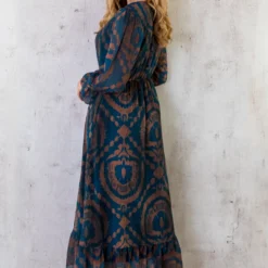 Maxi Ruffle Jurk Print Bruin Petrol 12 Maxi Ruffle Jurk Print Bruin Petrol -Exporteren Dames Glam Winkel Maxi Jurk Ruffle Print Bruin Petrol 2 586x900 1