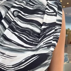 Midi Jurk Gedrapeerd Print Zwart Wit -Exporteren Dames Glam Winkel Midi Jurk Gedrapeerd Print Zwart Wit 1 586x900 1