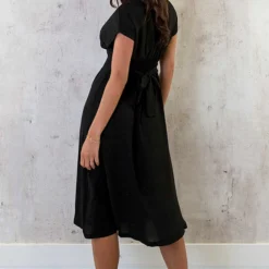 Midi Knopen Jurk Sevilla Zwart -Exporteren Dames Glam Winkel Midi Knopen Jurk Sevilla Zwart 4 586x900 1