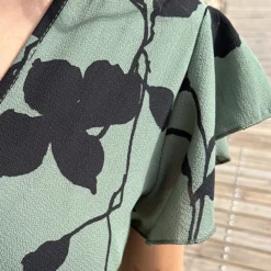 Flower Jurk Midi Army Zwart -Exporteren Dames Glam Winkel Midi Overslag Jurk Flower Army Zwart close 586x900 1