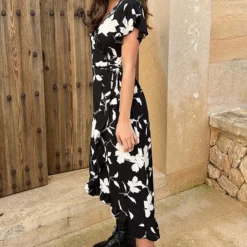 Flower Jurk Midi Zwart Wit 9 Flower Jurk Midi Zwart Wit -Exporteren Dames Glam Winkel Midi Overslag Jurk Flower Zwart Wit 4 586x900 1