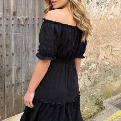 Offshoulder Laagjes Jurk Zwart -Exporteren Dames Glam Winkel Off Shoulder Laagjes Jurk Zwart 2 586x900 1