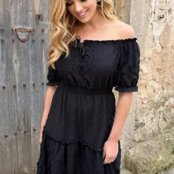 Offshoulder Laagjes Jurk Zwart -Exporteren Dames Glam Winkel Off Shoulder Laagjes Jurk Zwart 6 586x900 1