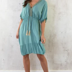 Oversized Jurk Gouden Detail Dust Mint 17 Oversized Jurk Gouden Detail Dust Mint -Exporteren Dames Glam Winkel Oversized Jurk Gouden Detail Dust Mint 3 586x900 2