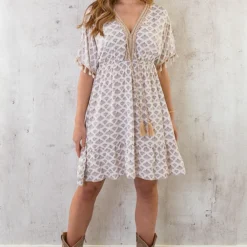 Oversized Jurk Gouden Detail Print Beige -Exporteren Dames Glam Winkel Oversized Jurk Gouden Detail Print Beige 2 1 586x900 1