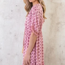 Oversized Jurk Gouden Detail Print Dust Roze -Exporteren Dames Glam Winkel Oversized Jurk Gouden Detail Print Dust Roze 6 586x900 1