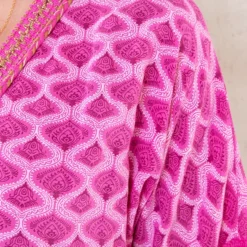 Oversized Jurk Gouden Detail Print Fuchsia -Exporteren Dames Glam Winkel Oversized Jurk Gouden Detail Print Fuchsia 586x900 1