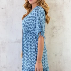 Oversized Jurk Gouden Detail Print Jeansblauw -Exporteren Dames Glam Winkel Oversized Jurk Gouden Detail Print Jeansblauw 1 586x900 1