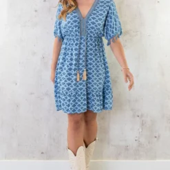 Oversized Jurk Gouden Detail Print Jeansblauw -Exporteren Dames Glam Winkel Oversized Jurk Gouden Detail Print Jeansblauw 4 586x900 1