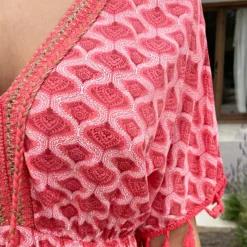 Oversized Jurk Gouden Detail Print Koraal -Exporteren Dames Glam Winkel Oversized Jurk Gouden Detail Print Koraal 1 586x900 1