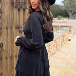 Plisse Laagjes Jurk Zwart -Exporteren Dames Glam Winkel Plisse Laagjes Jurk Zwart 1 586x900 1