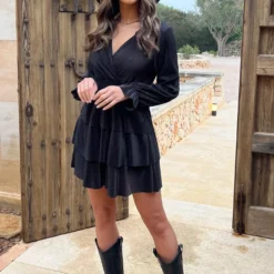 Plisse Laagjes Jurk Zwart -Exporteren Dames Glam Winkel Plisse Laagjes Jurk Zwart 3 586x900 1