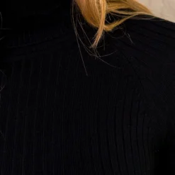 Ribstof Jurk Met Col Zwart -Exporteren Dames Glam Winkel Ribstof Jurk Met Col Zwart 3 586x900 2