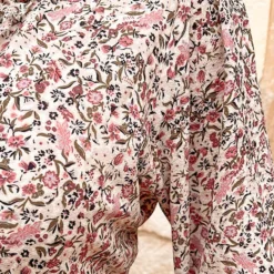 Ruches Jurk Bloemen Beige Dust Roze -Exporteren Dames Glam Winkel Ruches Jurk Bloemen Beige Dust Roze 1 586x900 1