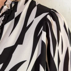 Ruches Jurk Zebra Zwart Beige -Exporteren Dames Glam Winkel Ruches Jurk Zebra Zwart Beige 1 586x900 1