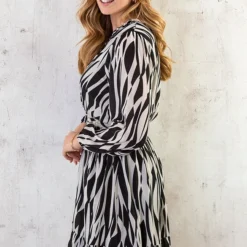 Ruches Jurk Zebra Zwart Beige -Exporteren Dames Glam Winkel Ruches Jurk Zebra Zwart Beige 5 586x900 1