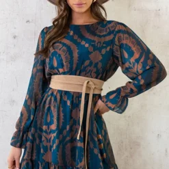 Ruffle Jurk Print Petrol Bruin 18 Ruffle Jurk Print Petrol Bruin -Exporteren Dames Glam Winkel Ruffle Jurk Print Petrol Bruin 3 586x900 1