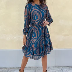 Ruffle Jurk Print Petrol Bruin 30 Ruffle Jurk Print Petrol Bruin -Exporteren Dames Glam Winkel Ruffle Jurk Print Petrol Bruin 4 586x900 2