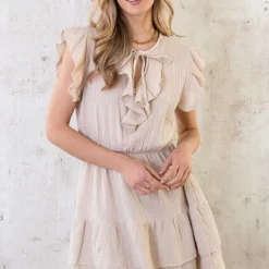 Ruffle Laagjes Jurk Mousseline Beige 9 Ruffle Laagjes Jurk Mousseline Beige -Exporteren Dames Glam Winkel Ruffle Laagjes Jurk Mousseline Beige 2 586x900 1