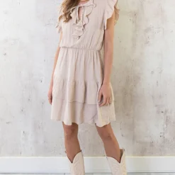 Ruffle Laagjes Jurk Mousseline Beige 13 Ruffle Laagjes Jurk Mousseline Beige -Exporteren Dames Glam Winkel Ruffle Laagjes Jurk Mousseline Beige 3 586x900 1