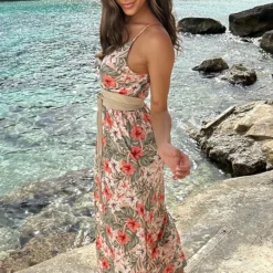 Spaghetti Maxi Jurk Bloemen Sand Koraal -Exporteren Dames Glam Winkel Spaghetti Maxi Jurk Bloemen Sand Koraal 7 586x900 1