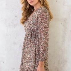 V-hals Strik Jurk Flower Beige -Exporteren Dames Glam Winkel V hals Strik Jurk Flower Beige 2 586x900 1