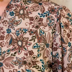 V-hals Strik Jurk Flower Beige -Exporteren Dames Glam Winkel V hals Strik Jurk Flower Beige 4 586x900 1