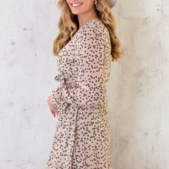 V-hals Strik Jurk Hartjes Beige -Exporteren Dames Glam Winkel V hals Strik Jurk Hartjes Beige 3 586x900 1