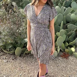 Wikkel Jurk Bloemen Paars 10 Wikkel Jurk Bloemen Paars -Exporteren Dames Glam Winkel Wikkel Jurk Bloemen Paars 2 586x900 1