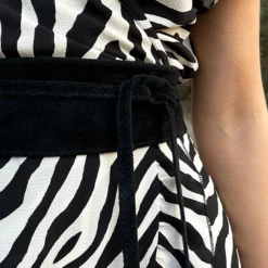 Wikkel Jurk Zebra Zwart Wit 15 Wikkel Jurk Zebra Zwart Wit -Exporteren Dames Glam Winkel Wikkel Jurk Zebra Zwart Wit close 1 586x900 1